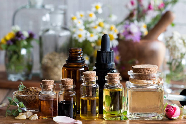 眼部精油適合多大年齡用 眼部精油可以直接涂抹眼部嗎 眼部精油適合多大年齡用 眼部精油可以直接涂抹眼部嗎