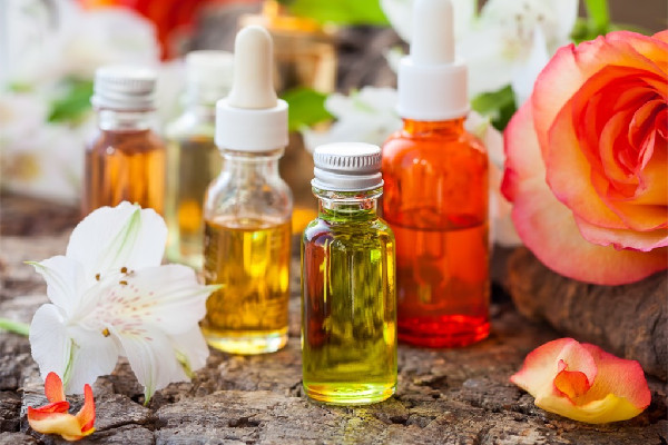 眼部精油適合多大年齡用 眼部精油可以直接涂抹眼部嗎 眼部精油適合多大年齡用 眼部精油可以直接涂抹眼部嗎