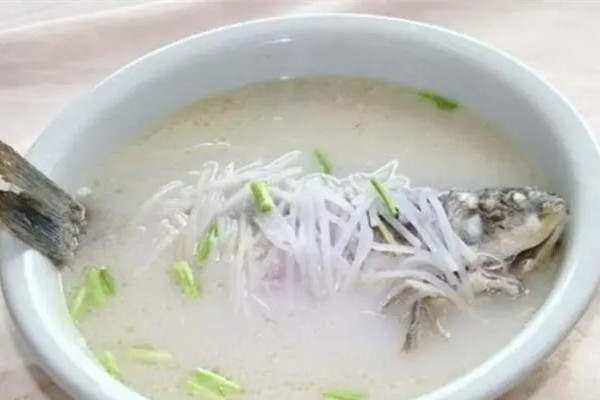 鯽魚湯用老豆腐好還是嫩豆腐好 鯽魚湯和什么最佳搭配 鯽魚湯用老豆腐好還是嫩豆腐好 鯽魚湯和什么最佳搭配