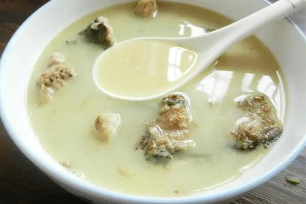 鯽魚湯和豬蹄湯哪個(gè)下奶效果好 鯽魚湯的營養(yǎng)在肉里還是在湯里 鯽魚湯和豬蹄湯哪個(gè)下奶效果好 鯽魚湯的營養(yǎng)在肉里還是在湯里