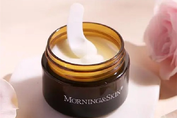 眼霜用了有灼燒感是怎么回事 眼霜不合適會(huì)出現(xiàn)哪些癥狀 眼霜用了有灼燒感是怎么回事 眼霜不合適會(huì)出現(xiàn)哪些癥狀