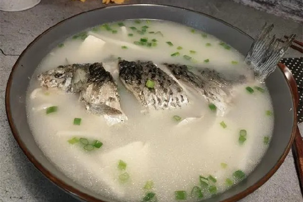 鯽魚湯和豬蹄湯哪個(gè)下奶效果好 鯽魚湯的營養(yǎng)在肉里還是在湯里 鯽魚湯和豬蹄湯哪個(gè)下奶效果好 鯽魚湯的營養(yǎng)在肉里還是在湯里
