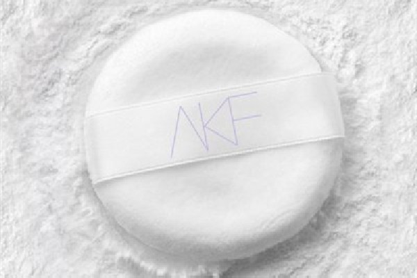 akf散粉紫色和鐳射有什么區(qū)別 akf散粉會暗沉嗎 akf散粉紫色和鐳射有什么區(qū)別 akf散粉會暗沉嗎