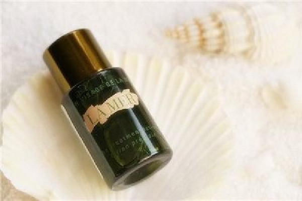 海藍之謎精粹水有刺痛感覺怎么回事 海藍之謎精粹水用了臉上發(fā)燙正常嗎 海藍之謎精粹水有刺痛感覺怎么回事 海藍之謎精粹水用了臉上發(fā)燙正常嗎