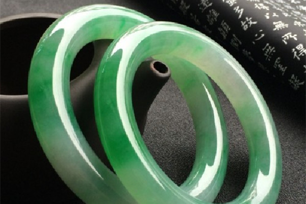 冰種翡翠手鐲的價(jià)格 冰種翡翠手鐲有幾個(gè)顏色 冰種翡翠手鐲的價(jià)格 冰種翡翠手鐲有幾個(gè)顏色