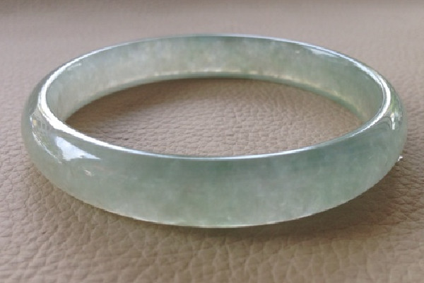 冰種翡翠手鐲戴久了會什么樣 冰種翡翠手鐲戴久了表面會有磨痕嗎 冰種翡翠手鐲戴久了會什么樣 冰種翡翠手鐲戴久了表面會有磨痕嗎