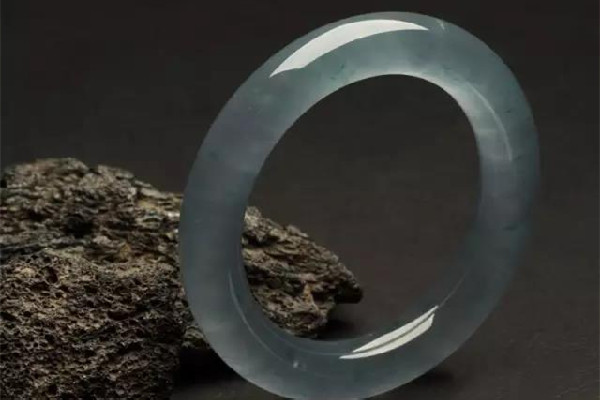 冰種翡翠手鐲戴久了會什么樣 冰種翡翠手鐲戴久了表面會有磨痕嗎 冰種翡翠手鐲戴久了會什么樣 冰種翡翠手鐲戴久了表面會有磨痕嗎