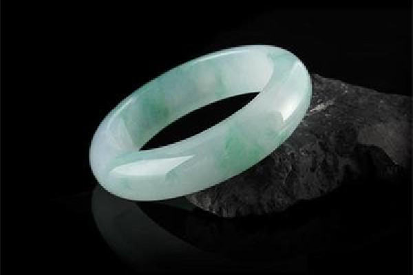 冰種翡翠和糯種翡翠哪個(gè)好 冰種翡翠有種嫩的嗎 冰種翡翠和糯種翡翠哪個(gè)好 冰種翡翠有種嫩的嗎