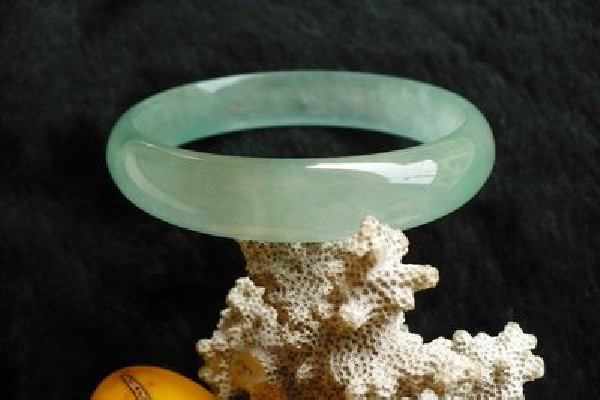 冰種翡翠屬于什么檔次 冰種翡翠價格一般多少 冰種翡翠屬于什么檔次 冰種翡翠價格一般多少