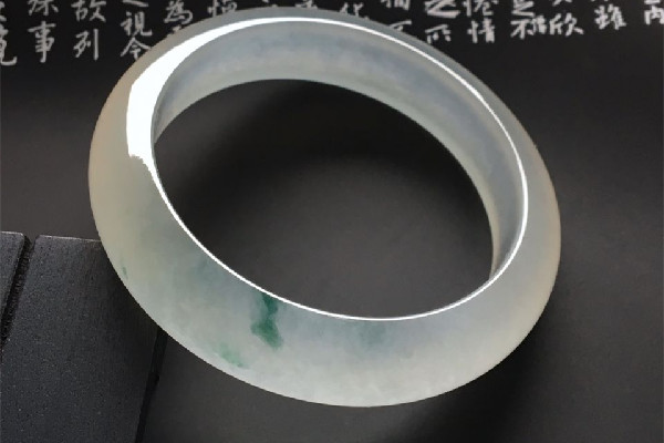 玻璃種翡翠對(duì)人體有哪些好處 玻璃種翡翠有蒼蠅翅嗎 玻璃種翡翠對(duì)人體有哪些好處 玻璃種翡翠有蒼蠅翅嗎