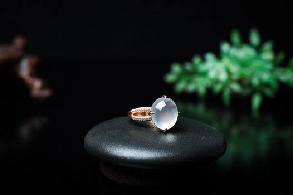 玻璃種翡翠要開(kāi)光嗎 玻璃種翡翠怎么形成的 玻璃種翡翠要開(kāi)光嗎 玻璃種翡翠怎么形成的