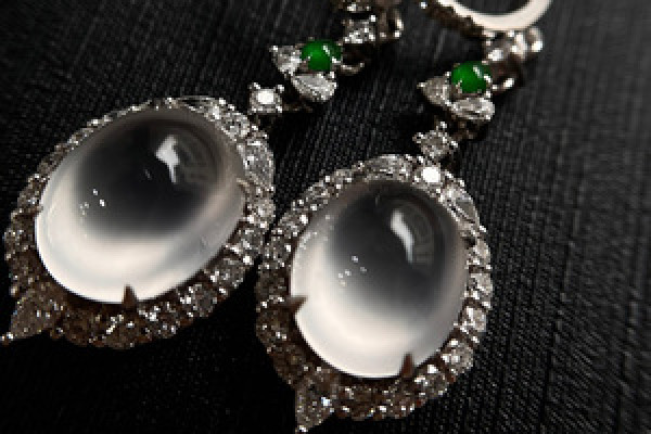 玻璃種翡翠要開(kāi)光嗎 玻璃種翡翠怎么形成的 玻璃種翡翠要開(kāi)光嗎 玻璃種翡翠怎么形成的