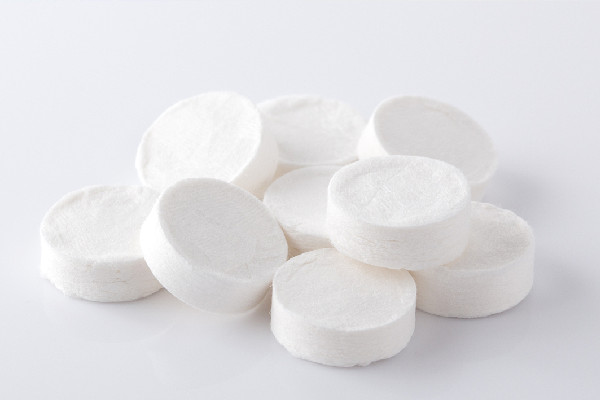 壓縮面膜用礦泉水泡有什么效果 壓縮面膜用水敷有用嗎 壓縮面膜用礦泉水泡有什么效果 壓縮面膜用水敷有用嗎