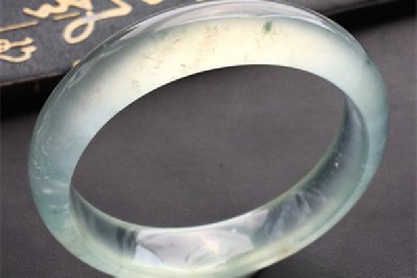 玻璃種翡翠要開(kāi)光嗎 玻璃種翡翠怎么形成的 玻璃種翡翠要開(kāi)光嗎 玻璃種翡翠怎么形成的