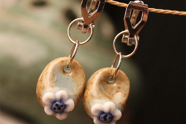 打耳洞是槍打好還是手穿好 打耳洞要不要頻繁涂酒精 打耳洞是槍打好還是手穿好 打耳洞要不要頻繁涂酒精