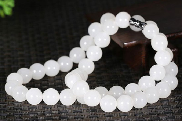 羊脂玉會(huì)越戴越白嗎 羊脂玉戴久了會(huì)怎么樣 羊脂玉會(huì)越戴越白嗎 羊脂玉戴久了會(huì)怎么樣