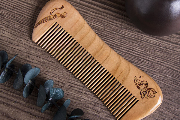 桃木梳和檀木梳哪個好 桃木梳是什么材料做的 桃木梳和檀木梳哪個好 桃木梳是什么材料做的