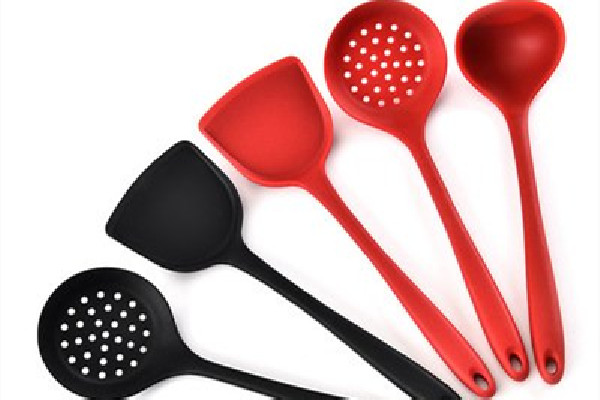 硅膠鍋鏟對人體有害嗎 硅膠鍋鏟和木鏟哪個(gè)好