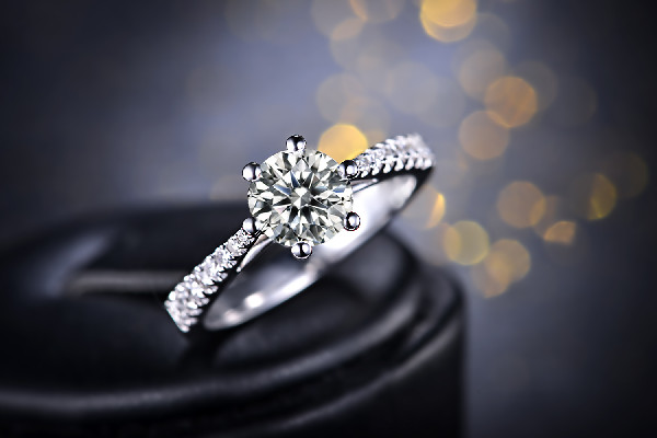 鉆戒是結婚買還是訂婚買 鉆戒的寓意和象征