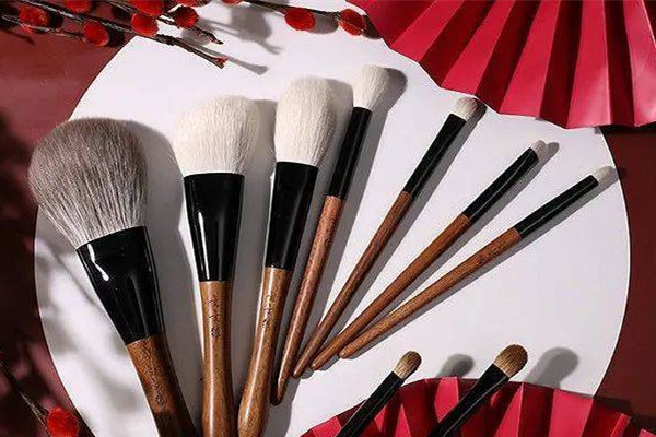 化妝刷是動(dòng)物毛好還是人造纖維好 化妝刷買貴的還會(huì)便宜的 化妝刷是動(dòng)物毛好還是人造纖維好 化妝刷買貴的還會(huì)便宜的