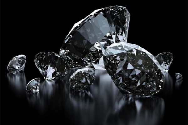 鉆石和莫桑石的區(qū)別 鉆石和莫桑石哪個(gè)更好 鉆石和莫桑石的區(qū)別 鉆石和莫桑石哪個(gè)更好