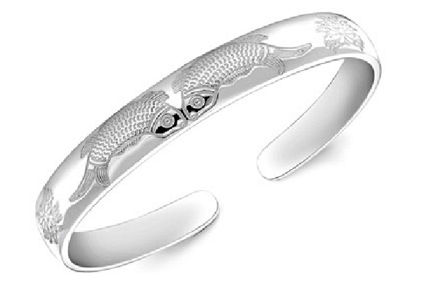 純銀手鐲戴左手好還是右手 純銀手鐲戴著對(duì)身體好嗎