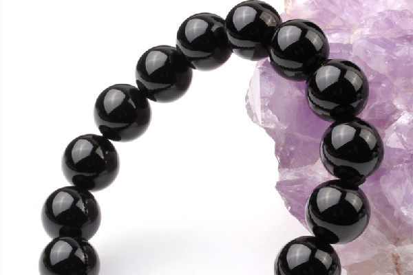 黑瑪瑙的功效和作用 黑瑪瑙適合什么人戴 黑瑪瑙的功效和作用 黑瑪瑙適合什么人戴