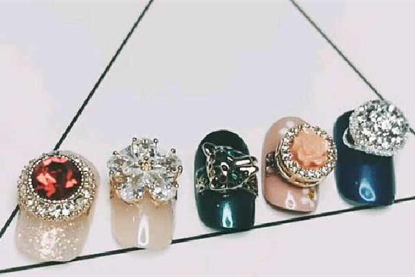 穿戴甲要把指甲剪短嗎 穿戴甲的佩戴方法 穿戴甲要把指甲剪短嗎 穿戴甲的佩戴方法