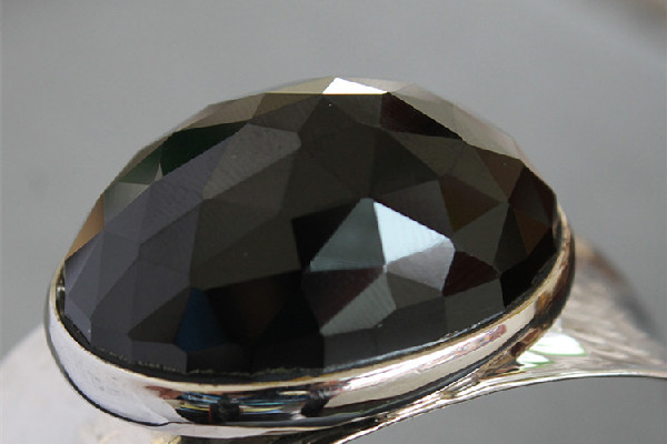 黑瑪瑙和紅瑪瑙哪個(gè)好 黑瑪瑙屬于什么檔次 黑瑪瑙和紅瑪瑙哪個(gè)好 黑瑪瑙屬于什么檔次