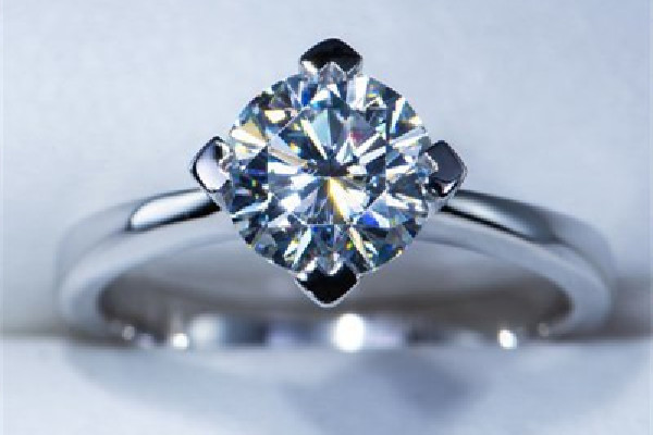 莫桑石買什么牌子的好 莫桑石買50分還是1克拉 莫桑石買什么牌子的好 莫桑石買50分還是1克拉