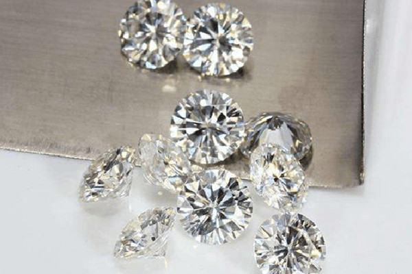 莫桑石可以戴著洗澡嗎 莫桑石怎么清洗會變亮 莫桑石可以戴著洗澡嗎 莫桑石怎么清洗會變亮