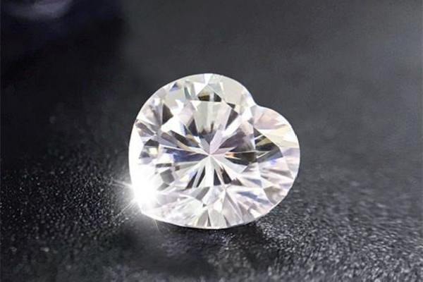 莫桑石和鉆石有什么區(qū)別 莫桑石是什么東西 莫桑石和鉆石有什么區(qū)別 莫桑石是什么東西