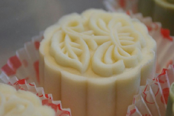 冰皮月餅可以用糯米粉做嗎 冰皮月餅和雪媚娘的皮一樣嗎 冰皮月餅可以用糯米粉做嗎 冰皮月餅和雪媚娘的皮一樣嗎