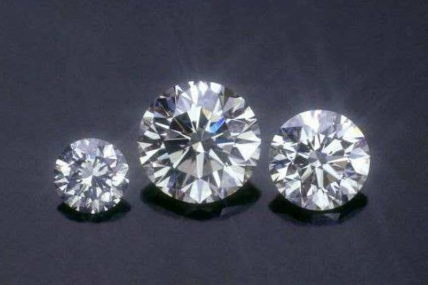 莫桑石可以戴著洗澡嗎 莫桑石怎么清洗會變亮 莫桑石可以戴著洗澡嗎 莫桑石怎么清洗會變亮