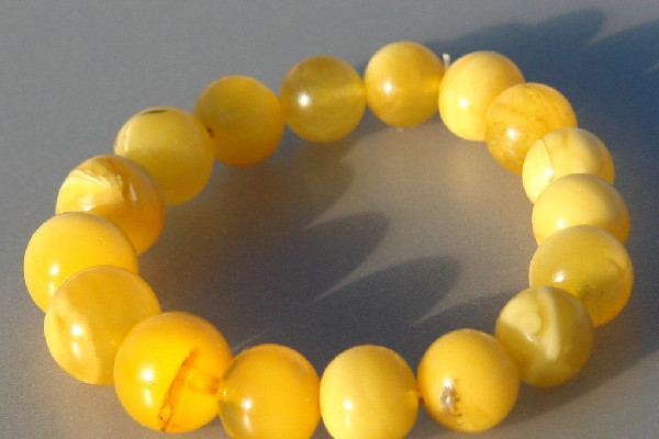 蜜蠟怎么辨別真假 蜜蠟有熒光反應(yīng)是真是假 蜜蠟怎么辨別真假 蜜蠟有熒光反應(yīng)是真是假