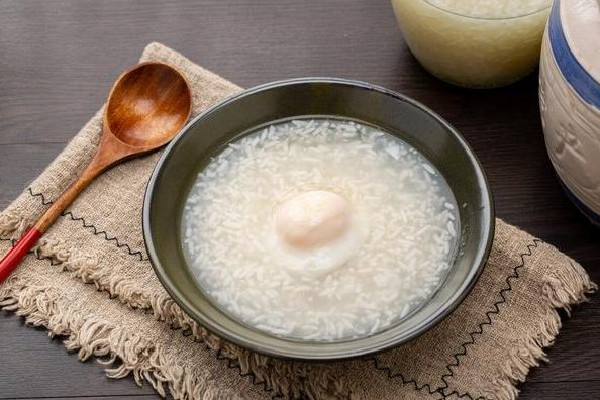 米酒開了后可以放多久 米酒放時(shí)間長(zhǎng)了還能喝嗎 米酒開了后可以放多久 米酒放時(shí)間長(zhǎng)了還能喝嗎