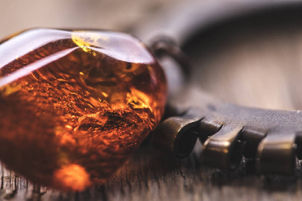 琥珀越戴顏色越深嗎 琥珀佩戴時(shí)間長(zhǎng)了會(huì)怎樣 琥珀越戴顏色越深嗎 琥珀佩戴時(shí)間長(zhǎng)了會(huì)怎樣