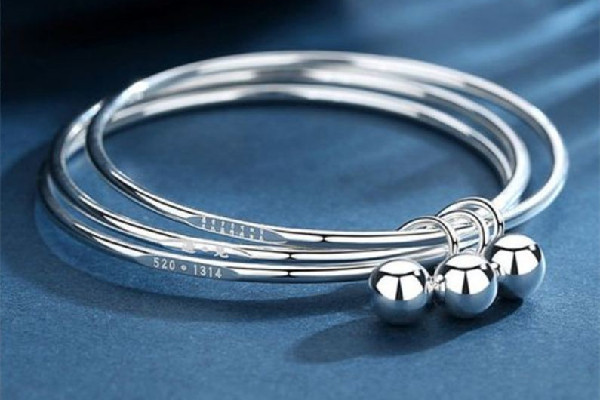 叮當(dāng)鐲一般一手戴幾個 叮當(dāng)鐲可以戴3個嗎 叮當(dāng)鐲一般一手戴幾個 叮當(dāng)鐲可以戴3個嗎