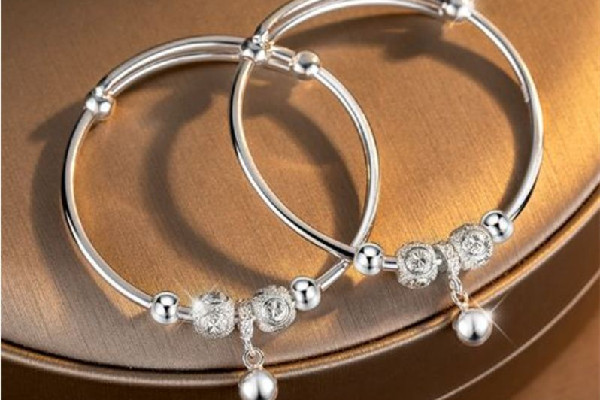 叮當(dāng)鐲適合什么季節(jié)佩戴 叮當(dāng)鐲為什么那么便宜 叮當(dāng)鐲適合什么季節(jié)佩戴 叮當(dāng)鐲為什么那么便宜