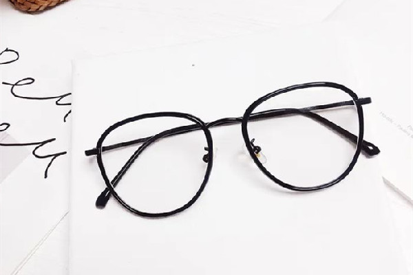 配眼鏡一般需要多少錢(qián) 配眼鏡去醫(yī)院還是眼鏡店