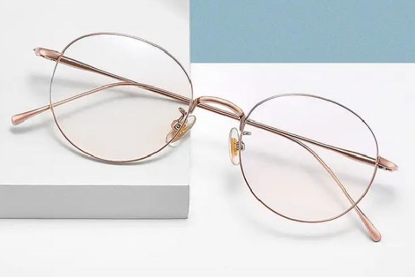 配眼鏡的度數(shù)要比實際的高還是低 配眼鏡是球面鏡片好還是非球面鏡片好 配眼鏡的度數(shù)要比實際的高還是低 配眼鏡是球面鏡片好還是非球面鏡片好