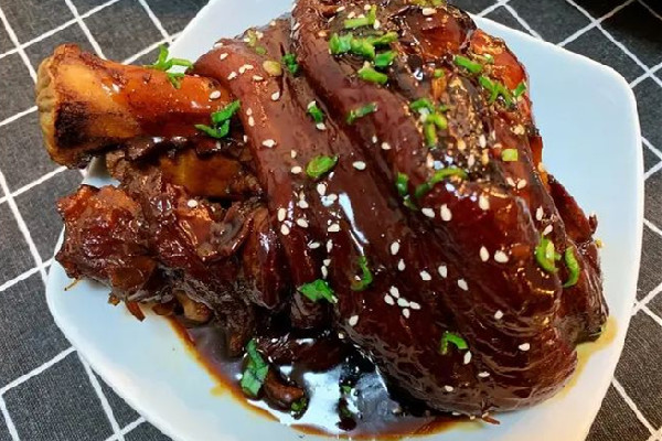 豬肘子買前肘子好還是后肘子好 豬肘子前腿和后腿的區(qū)別 豬肘子買前肘子好還是后肘子好 豬肘子前腿和后腿的區(qū)別