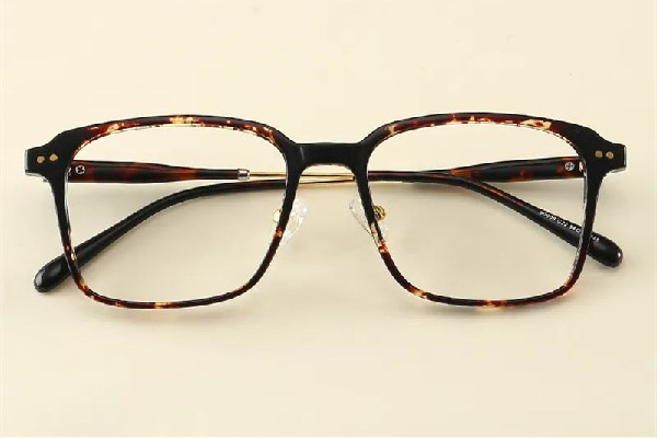 戴眼鏡有印痕怎么消除 戴眼鏡會(huì)不會(huì)把鼻梁壓塌 戴眼鏡有印痕怎么消除 戴眼鏡會(huì)不會(huì)把鼻梁壓塌