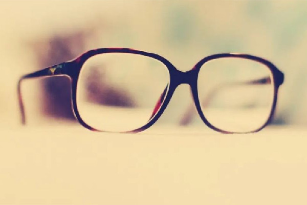 戴眼鏡戴久了眼鏡會(huì)變形嗎 戴眼鏡耳朵后面疼怎么辦 戴眼鏡戴久了眼鏡會(huì)變形嗎 戴眼鏡耳朵后面疼怎么辦