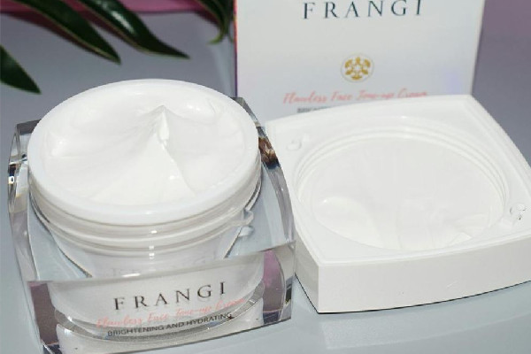 素顏霜用手還是美妝蛋 素顏霜怎么涂才不會假白 素顏霜用手還是美妝蛋 素顏霜怎么涂才不會假白