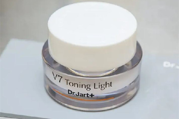 素顏霜用完要用定妝粉嗎 素顏霜怎么定妝 素顏霜用完要用定妝粉嗎 素顏霜怎么定妝