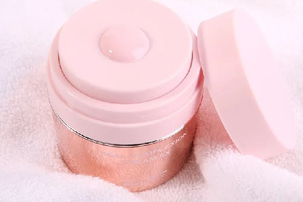 素顏霜和貴婦膏哪個對皮膚好點 素顏霜和隔離霜的區(qū)別 素顏霜和貴婦膏哪個對皮膚好點 素顏霜和隔離霜的區(qū)別