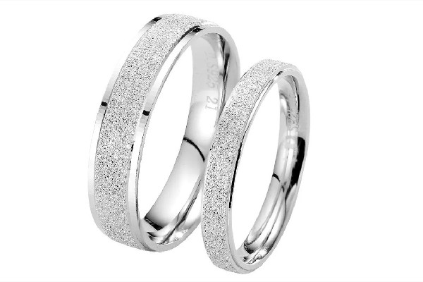 銀戒指會越戴越亮嗎 銀戒指戴手指上為什么會變黑 銀戒指會越戴越亮嗎 銀戒指戴手指上為什么會變黑