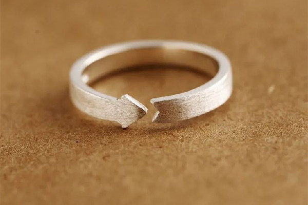 銀戒指會越戴越亮嗎 銀戒指戴手指上為什么會變黑 銀戒指會越戴越亮嗎 銀戒指戴手指上為什么會變黑