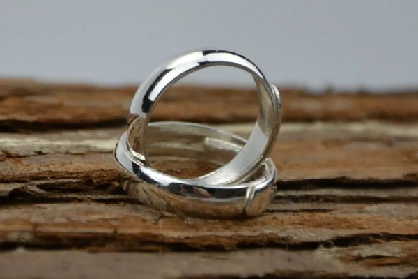 銀戒指會越戴越亮嗎 銀戒指戴手指上為什么會變黑 銀戒指會越戴越亮嗎 銀戒指戴手指上為什么會變黑